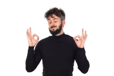 Siyahlı genç adam beyaz arka planda izole edilmiş.