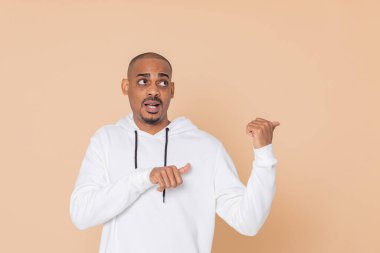 Sarı arka planda beyaz kazaklı Afrikalı bir adam.