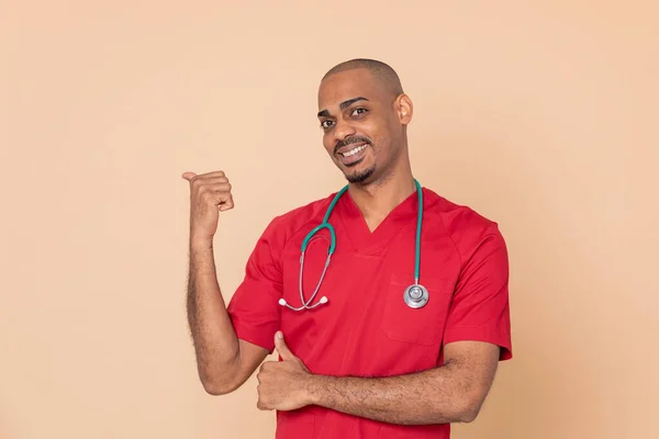 Médico Africano Con Uniforme Rojo Sobre Fondo Naranja —  Fotos de Stock