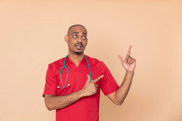 Африканський Лікар Червоній Формі Помаранчевому Тлі — стокове фото