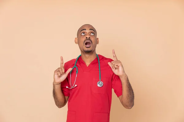 Překvapený Africký Lékař Oranžovém Pozadí — Stock fotografie