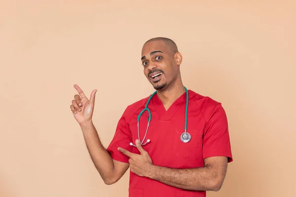 Médico Africano Con Uniforme Rojo Sobre Fondo Naranja —  Fotos de Stock