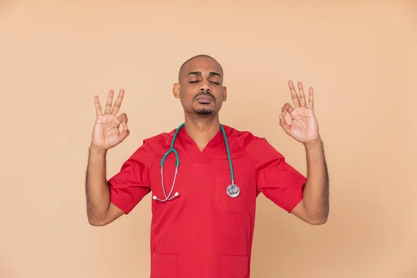 Relajado Médico Africano Sobre Fondo Naranja —  Fotos de Stock