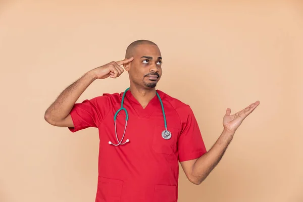 Médico Africano Con Uniforme Rojo Sobre Fondo Naranja —  Fotos de Stock