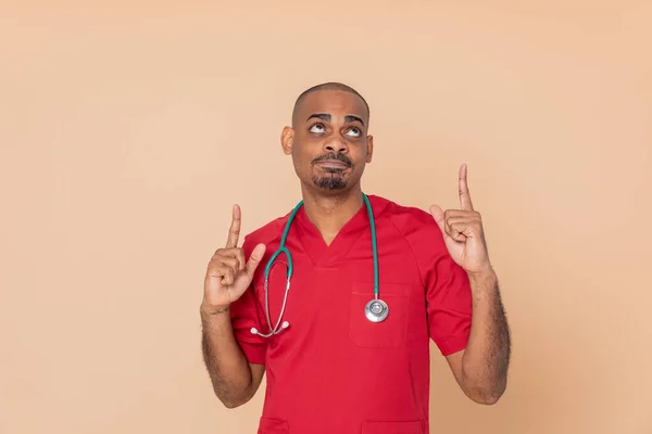 Africký Lékař Červené Uniformě Oranžovém Pozadí — Stock fotografie