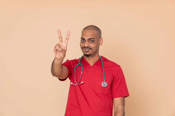 Vencedor Médico Africano Vestindo Uniforme Vermelho Fundo Laranja — Fotografia de Stock