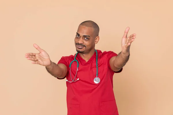 Dost Canlısı Doktor Turuncu Arka Planda Kırmızı Üniforma Giyiyor — Stok fotoğraf