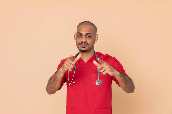 Médico Africano Con Uniforme Rojo Aislado Sobre Fondo Blanco —  Fotos de Stock