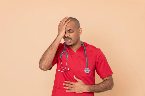 Médico Africano Con Uniforme Rojo Sobre Fondo Naranja —  Fotos de Stock