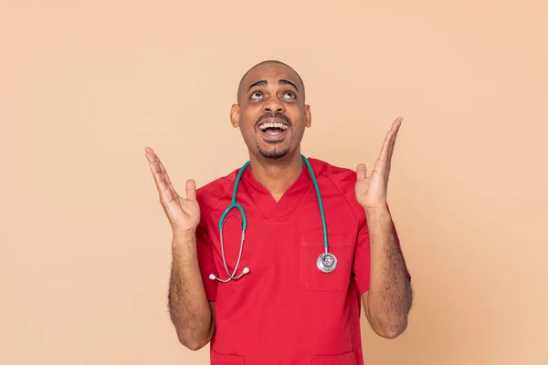 Médico Africano Sorprendido Sobre Fondo Naranja —  Fotos de Stock