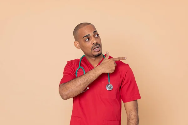 Médico Africano Vestindo Uniforme Vermelho Fundo Laranja — Fotografia de Stock