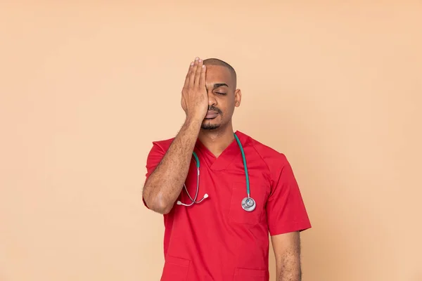 Médico Africano Con Uniforme Rojo Sobre Fondo Naranja —  Fotos de Stock