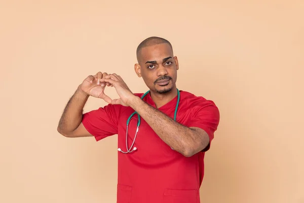 Médico Africano Con Uniforme Rojo Sobre Fondo Naranja — Foto de Stock