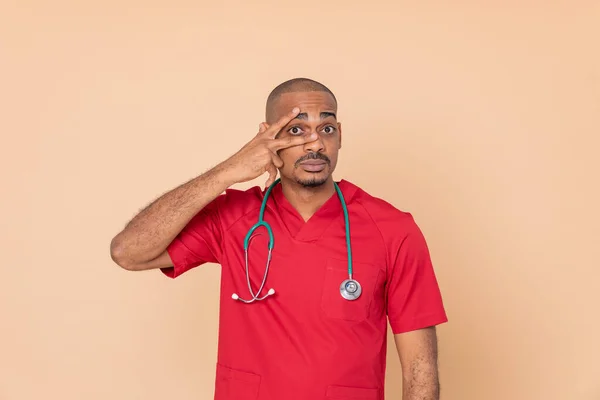 Médico Africano Vestindo Uniforme Vermelho Fundo Laranja — Fotografia de Stock