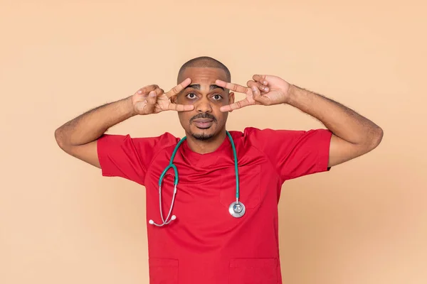 Médico Africano Con Uniforme Rojo Sobre Fondo Naranja —  Fotos de Stock