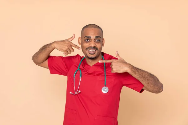 Médico Africano Con Uniforme Rojo Sobre Fondo Naranja —  Fotos de Stock