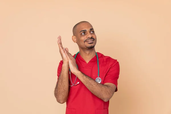 Médico Africano Vestindo Uniforme Vermelho Fundo Laranja — Fotografia de Stock