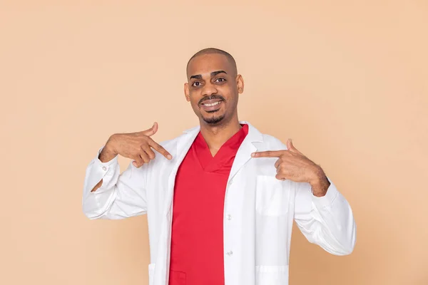 Médico Africano Con Uniforme Rojo Sobre Fondo Naranja —  Fotos de Stock