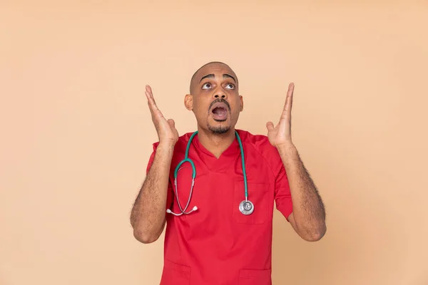 Médico Africano Sorprendido Sobre Fondo Naranja —  Fotos de Stock