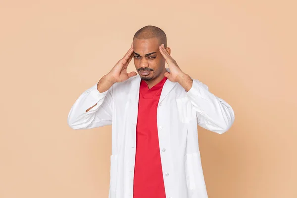 Médico Africano Vestindo Uniforme Vermelho Fundo Laranja — Fotografia de Stock