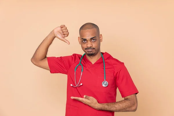 Afrikaanse Arts Met Een Rood Uniform Een Gele Achtergrond — Stockfoto