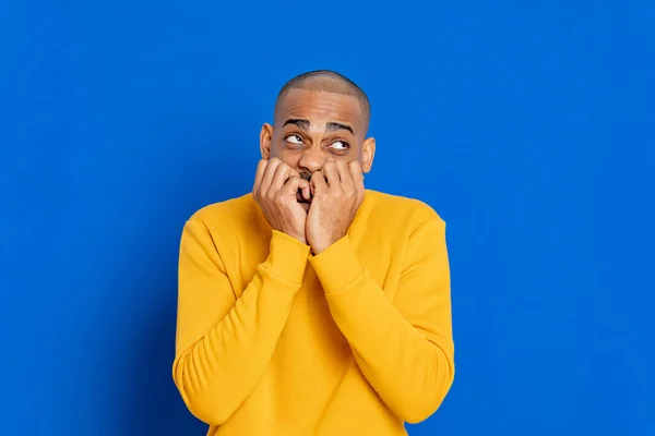 Ragazzo Africano Con Una Maglia Gialla Uno Sfondo Blu — Foto Stock