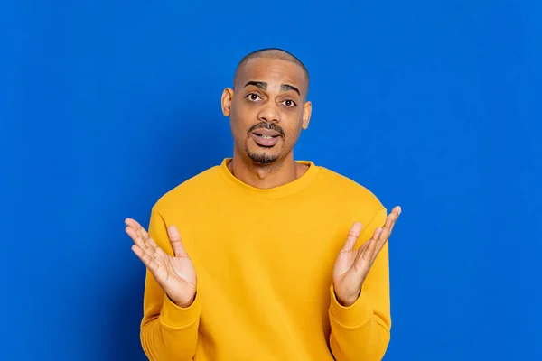 Chico Africano Con Una Camiseta Amarilla Sobre Fondo Azul —  Fotos de Stock