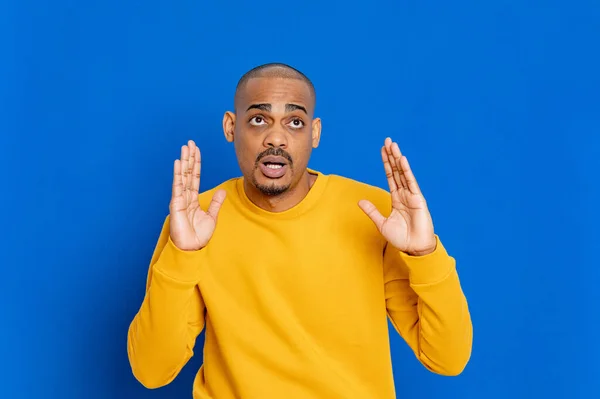 Africano Cara Com Uma Camisa Amarela Fundo Azul — Fotografia de Stock