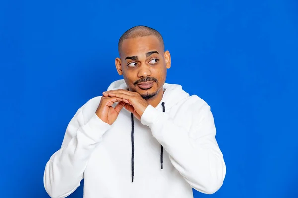 Chico Africano Con Una Sudadera Blanca Sobre Fondo Azul —  Fotos de Stock