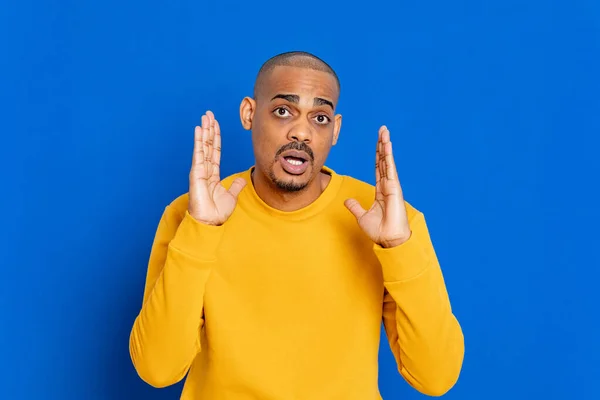 Africano Cara Com Uma Camisa Amarela Fundo Azul — Fotografia de Stock