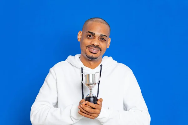 Chico Africano Con Una Sudadera Blanca Sobre Fondo Azul — Foto de Stock