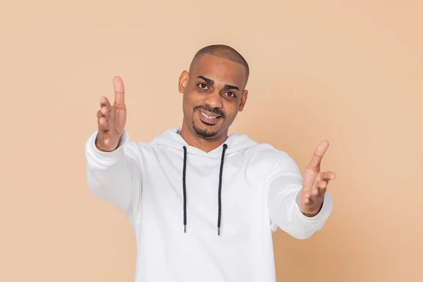 Chico Africano Con Una Sudadera Blanca Sobre Fondo Amarillo —  Fotos de Stock