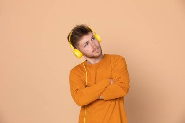 Sarı arka planda çekici bir genç.