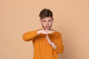 Sarı arka planda çekici bir genç.