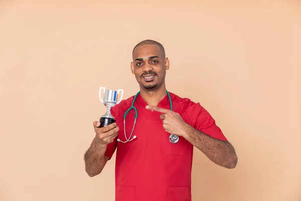 Médico Africano Com Troféu Prateado Sobre Fundo Amarelo — Fotografia de Stock