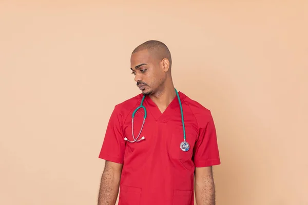 Médico Africano Con Uniforme Rojo Sobre Fondo Amarillo —  Fotos de Stock