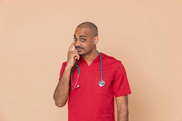 Médico Africano Con Uniforme Rojo Sobre Fondo Amarillo —  Fotos de Stock