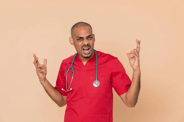 Naštvaný Africký Lékař Červené Uniformě Žlutém Pozadí — Stock fotografie