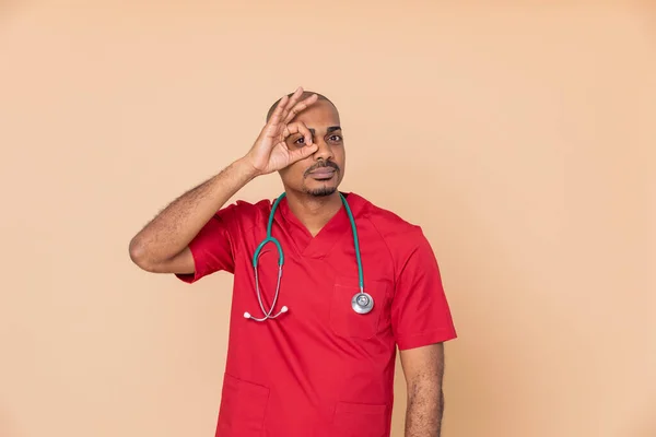 Médico Africano Con Uniforme Rojo Sobre Fondo Naranja —  Fotos de Stock