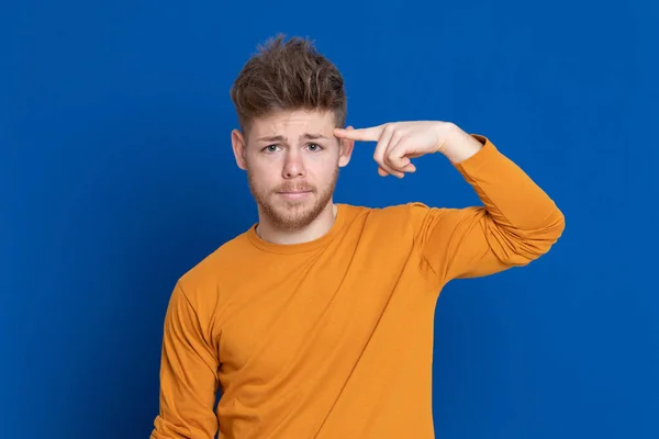 Jovem Atraente Com Uma Camiseta Amarela Fundo Azul — Fotografia de Stock