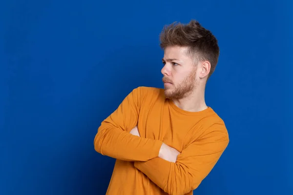 Attraktiver Junger Mann Mit Gelbem Shirt Auf Blauem Hintergrund — Stockfoto