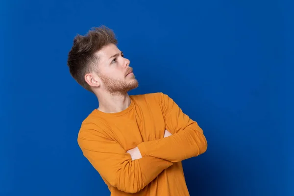 Jeune Homme Attrayant Avec Shirt Jaune Sur Fond Bleu — Photo