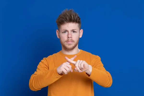 Aantrekkelijke Jongeman Met Een Geel Shirt Een Blauwe Achtergrond — Stockfoto