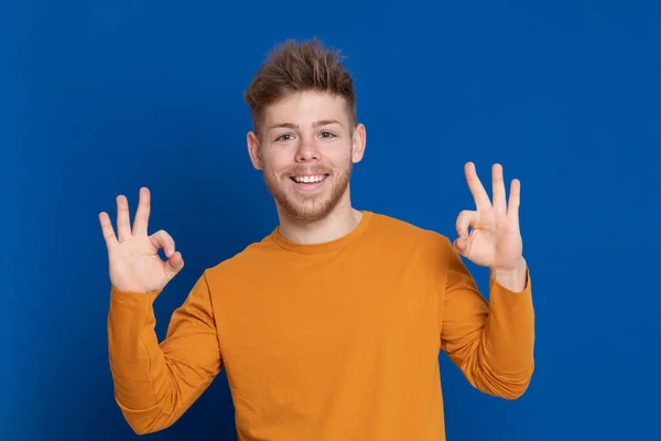 Jovem Atraente Com Uma Camiseta Amarela Fundo Azul — Fotografia de Stock