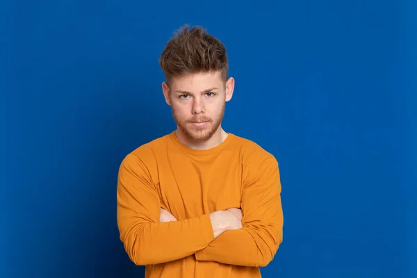 Attraktiver Junger Mann Mit Gelbem Shirt Auf Blauem Hintergrund — Stockfoto