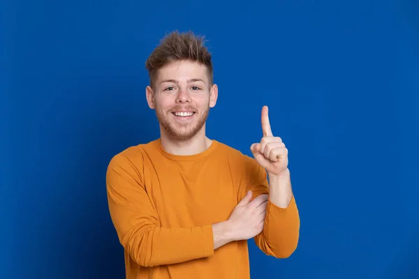 Jeune Homme Attrayant Avec Shirt Jaune Sur Fond Bleu — Photo