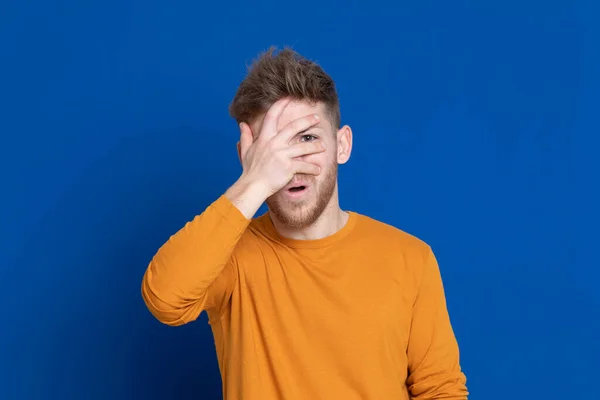 Jeune Homme Attrayant Avec Shirt Jaune Sur Fond Bleu — Photo