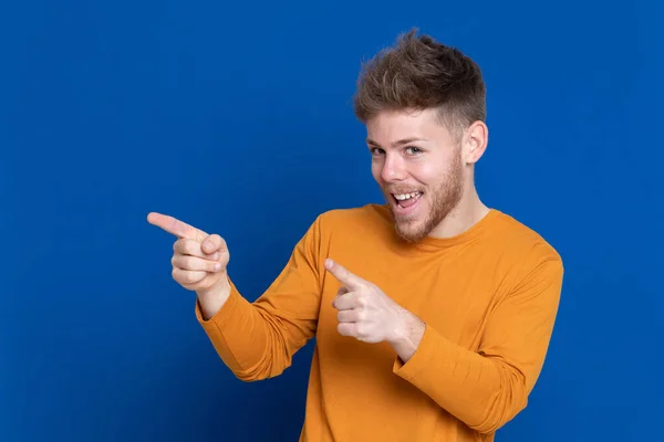 Jeune Homme Attrayant Avec Shirt Jaune Sur Fond Bleu — Photo