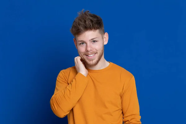 Atraktivní Mladý Muž Žlutým Tričkem Modrém Pozadí — Stock fotografie