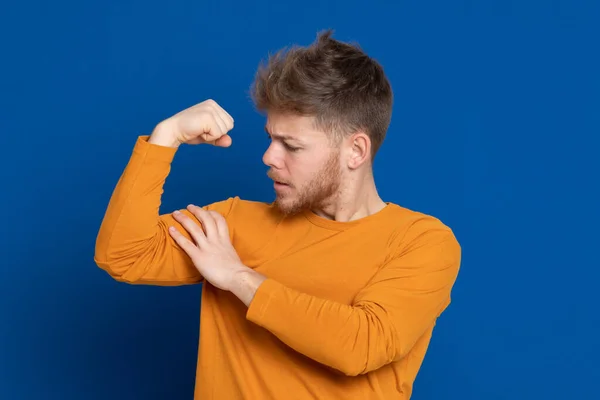 Attraktiver Junger Mann Mit Gelbem Shirt Auf Blauem Hintergrund — Stockfoto